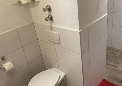 Badezimmer mit ebenerdiger Dusche – Ferienwohnung Bergblick