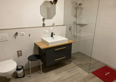 Badezimmer mit ebenerdiger Dusche – Ferienwohnung Alpenblick