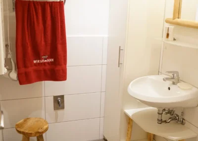 Badezimmer mit ebenerdiger Dusche – Ferienwohnung Bergblick