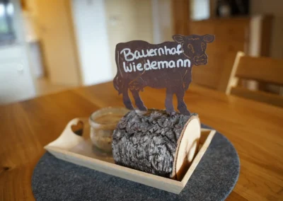 Ferienwohnung Hochgratstüble – gemütlicher Wohnbereich mit Bergblick