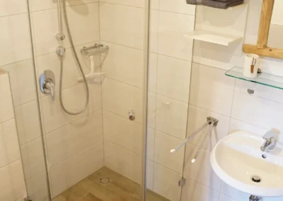 Badezimmer mit ebenerdiger Dusche – Ferienwohnung Hochgratstüble