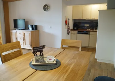 Ferienwohnung Alpenblick – gemütlicher Wohnbereich mit Bergblick