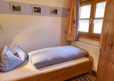 Kinderzimmer der Ferienwohnung Alpenblick mit zwei Einzelbetten