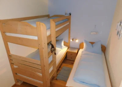 Schlafzimmer der Ferienwohnung Bergblick mit Doppelbett und Stockbett