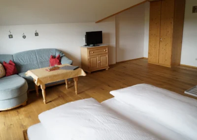 Schlafzimmer der Ferienwohnung Alpenblick mit Doppelbett