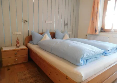 Schlafzimmer der Ferienwohnung Bergblick mit Doppelbett