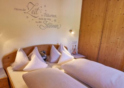 Schlafzimmer der Ferienwohnung Alpenblick mit Doppelbett