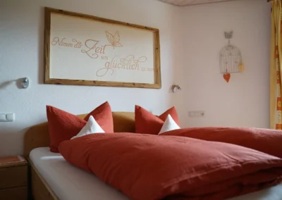 Schlafzimmer der Ferienwohnung Hochgratstüble mit Doppelbett
