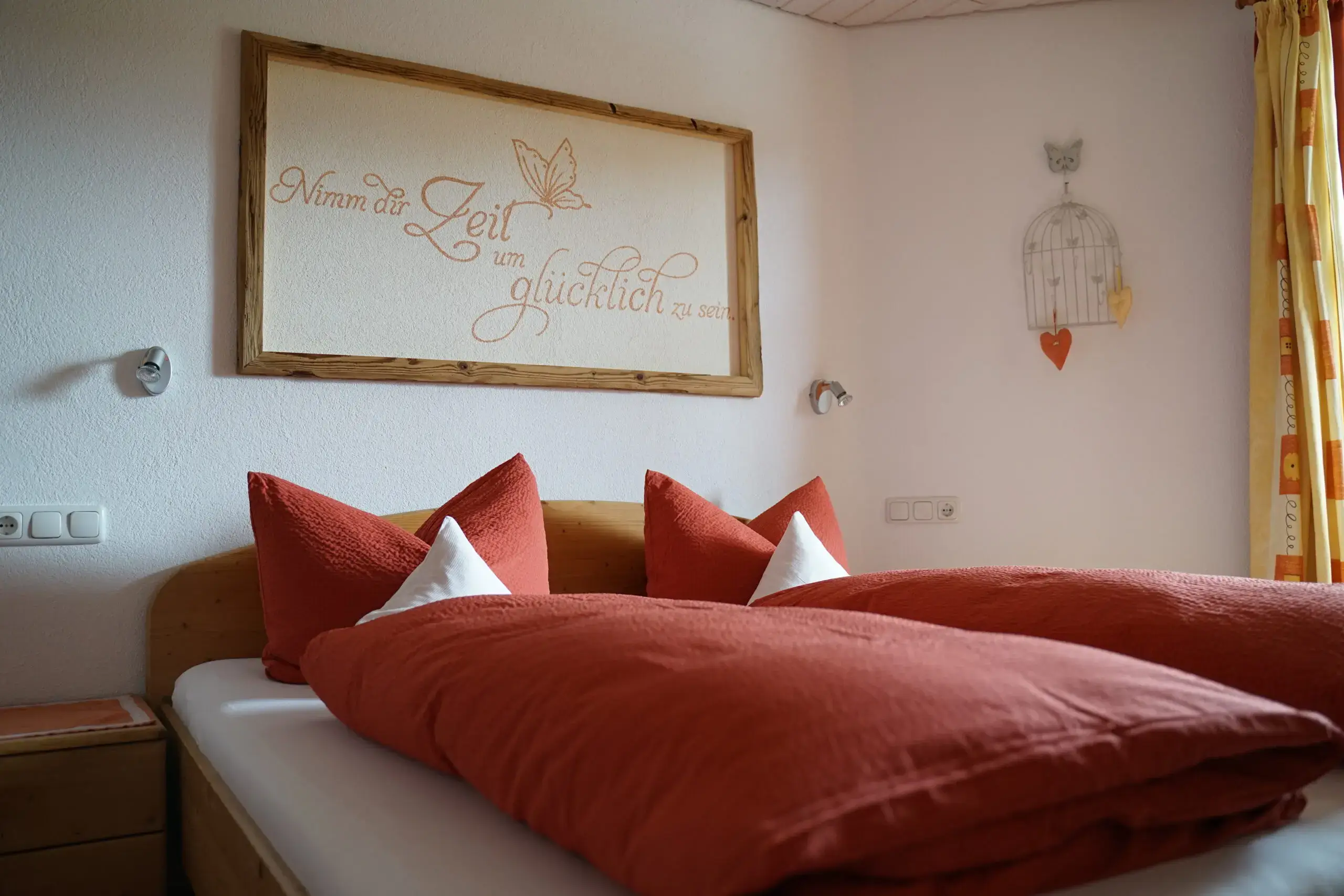 Schlafzimmer der Ferienwohnung Hochgratstüble mit Doppelbett Schlafzimmer der Ferienwohnung Hochgratstüble mit Doppelbett