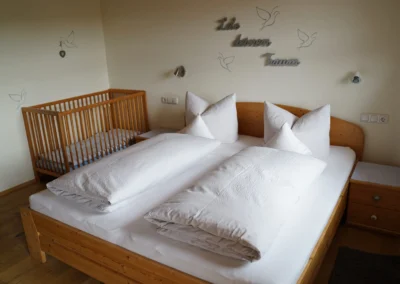 Schlafzimmer der Ferienwohnung Alpenblick mit Doppelbett