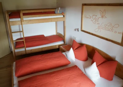 Schlafzimmer der Ferienwohnung Hochgratstüble mit Doppelbett und Stockbett
