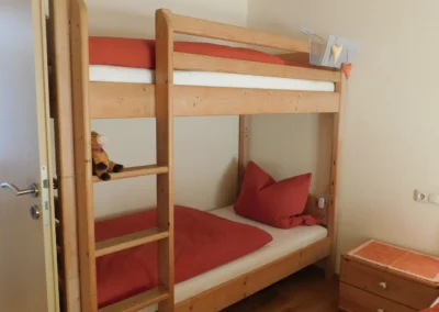 Schlafzimmer der Ferienwohnung Hochgratstüble mit Doppelbett und Stockbett