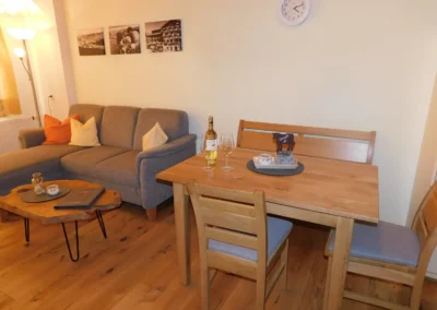 Ferienwohnung Hochgratstüble – gemütlicher Wohnbereich mit Bergblick