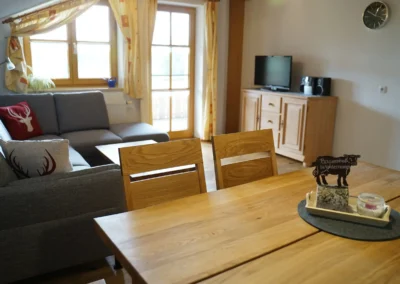 Ferienwohnung Alpenblick – gemütlicher Wohnbereich mit Bergblick