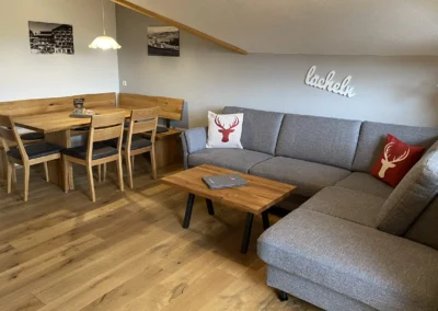 Ferienwohnung Alpenblick – gemütlicher Wohnbereich mit Bergblick