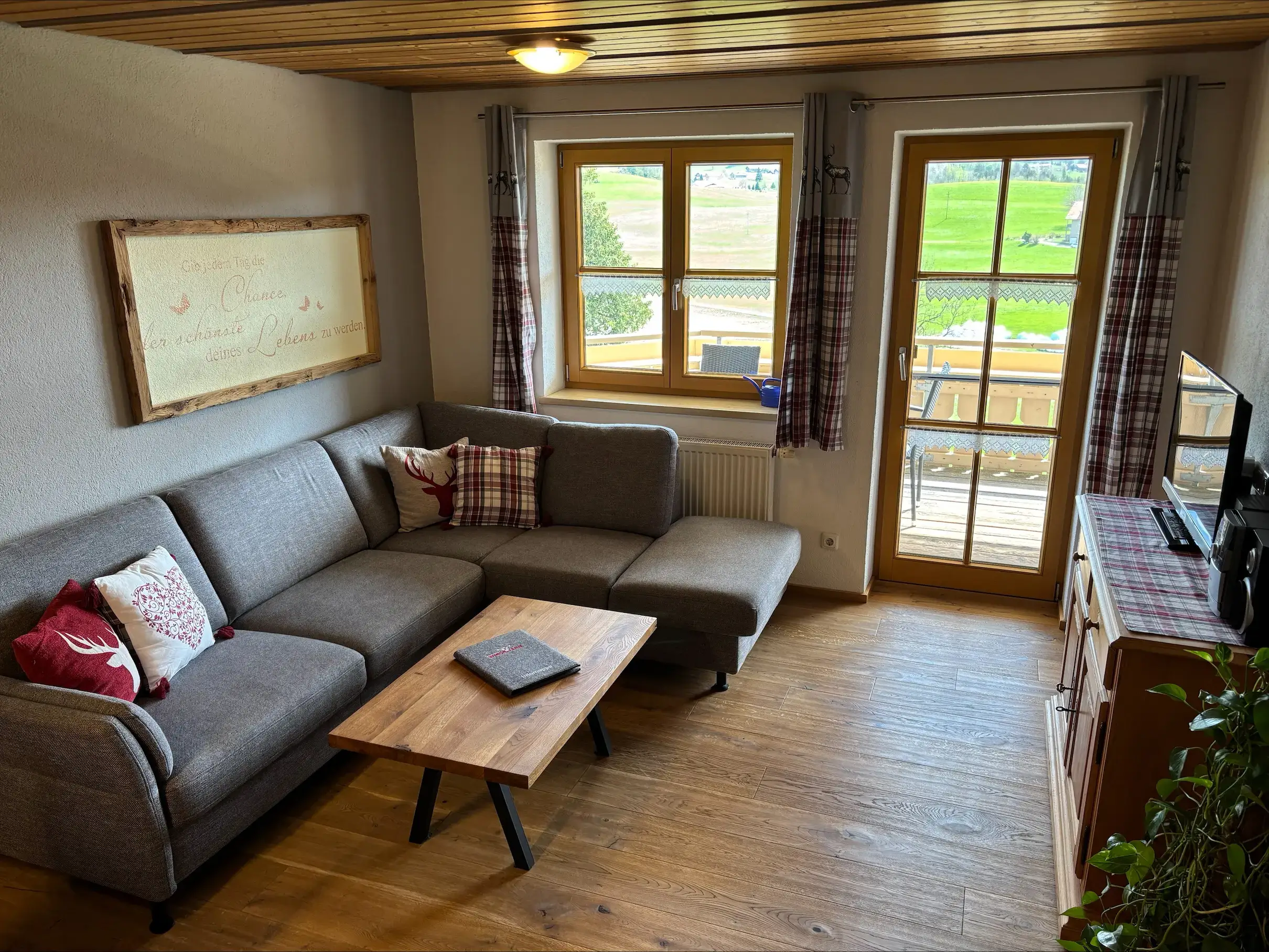 Ferienwohnung Bergblick – gemütlicher Wohnbereich mit Bergblick