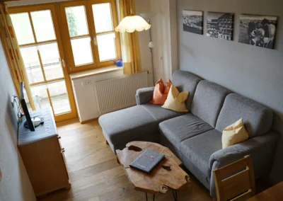Ferienwohnung Hochgratstüble – gemütlicher Wohnbereich mit Bergblick