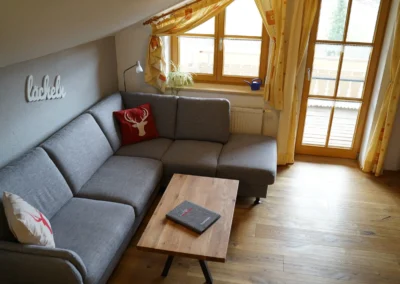 Ferienwohnung Alpenblick – gemütlicher Wohnbereich mit Bergblick